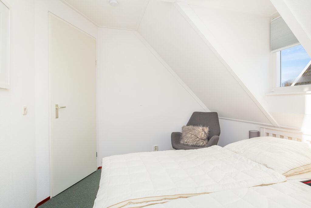 schlafzimmer-2-mit-zwei-einzelbetten-und-fenster-lxry-property.jpg