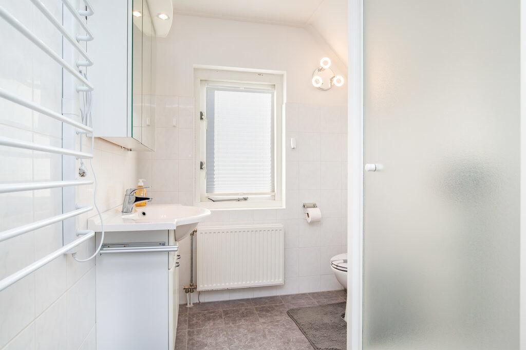 modernes-badezimmer-waschtisch-und-spiegelschrank-lxry-property.jpg