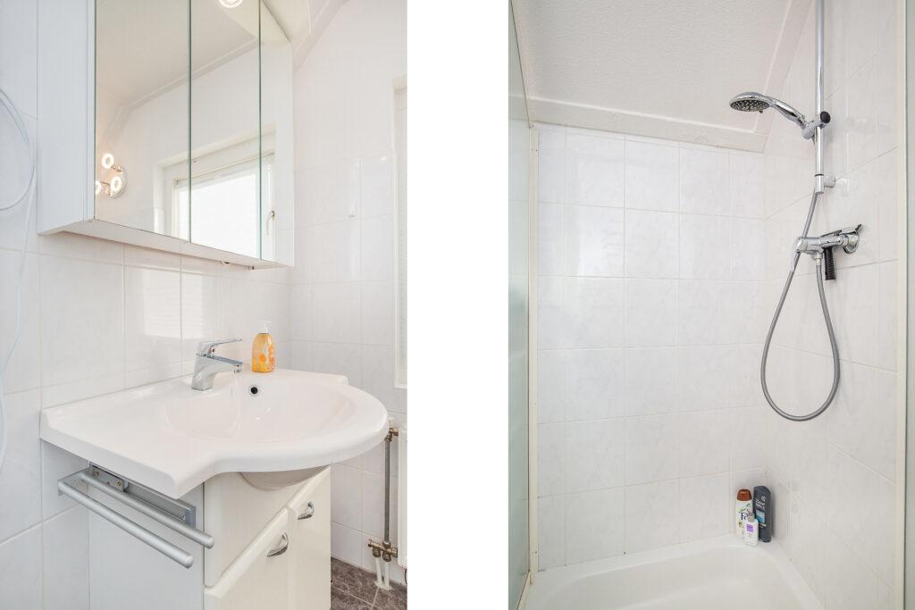badezimmer-mit-dusche-und-weissen-fliesen-lxry-property.jpg