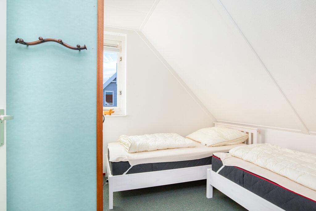schlafzimmer-3-mit-einzelbetten-und-dekoration-lxry-property.jpg