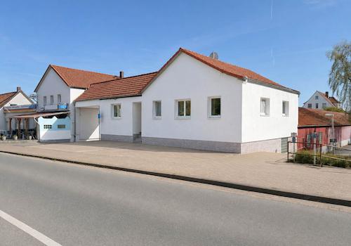 Die Fassade mit Stellplatz 