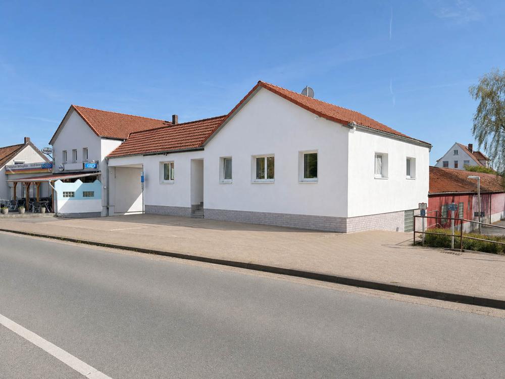 Die Fassade mit Stellplatz 