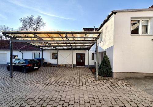 Lagereingang und Vordach