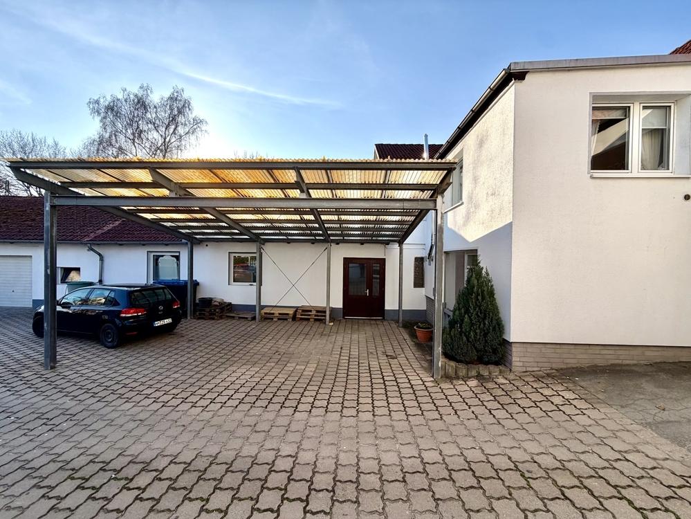 Lagereingang und Vordach