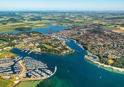 Luftbild Neustadt mit Pfeil