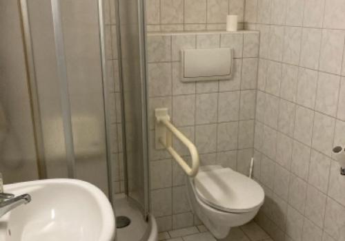 Badezimmer mit Dusche