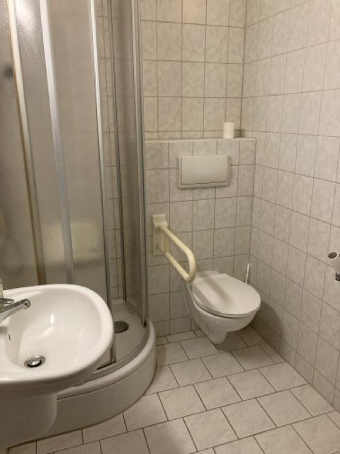 Badezimmer mit Dusche