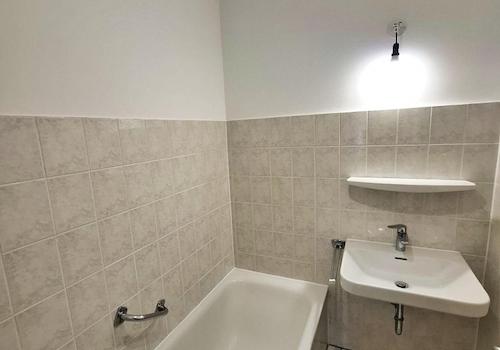 Bad mit Wanne, zeitlos gefließt