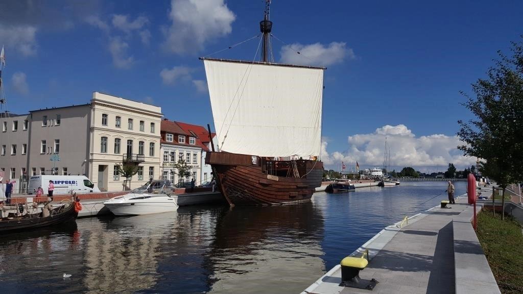 Hansekogge im Hafen