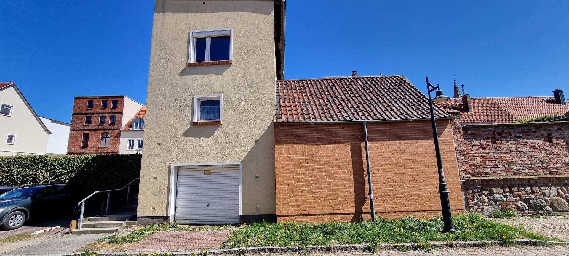 Hausrückseite - Garagenzufahrt