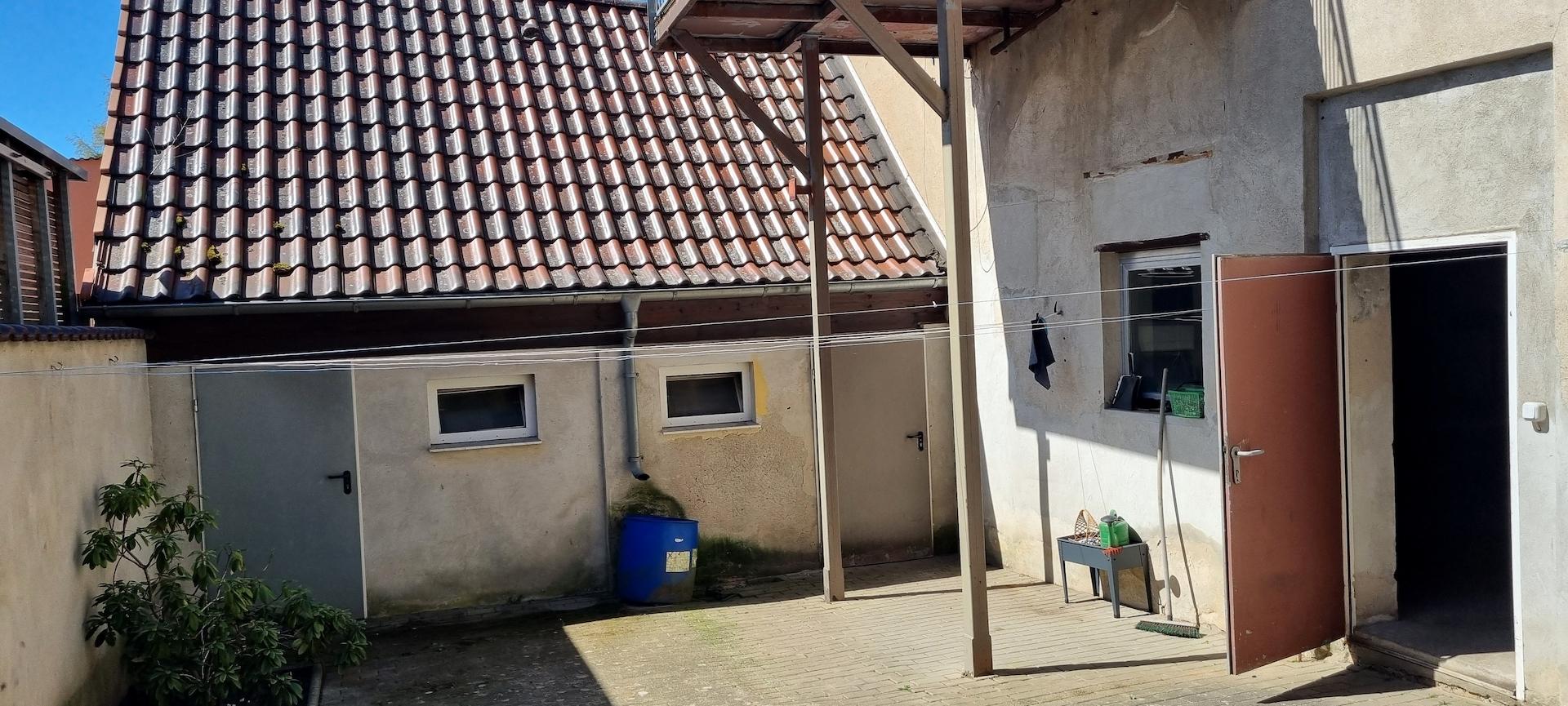 Innenhof - Zugang zur Garage und Werkstatt