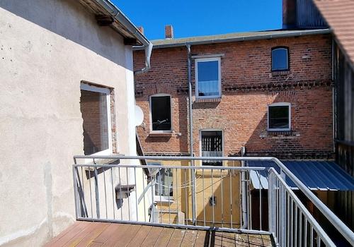Blick zum Vorderhaus vom Balkon aus