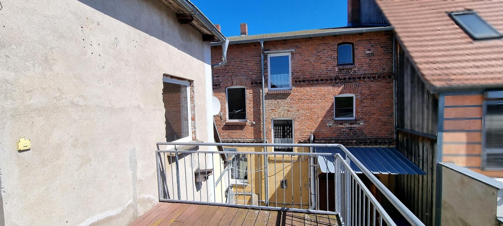 Blick zum Vorderhaus vom Balkon aus