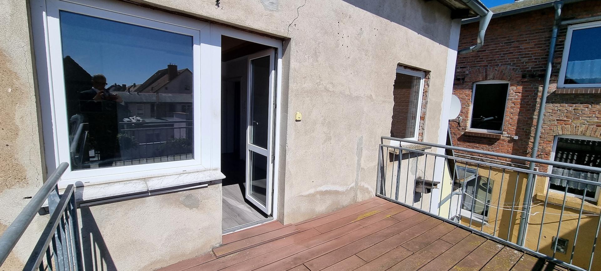 Blick vom Balkon zum Zimmer