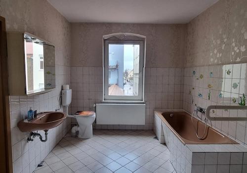 Bad mit Wanne im 1.OG -zwischen Küche und Hauswirtschaftsraum