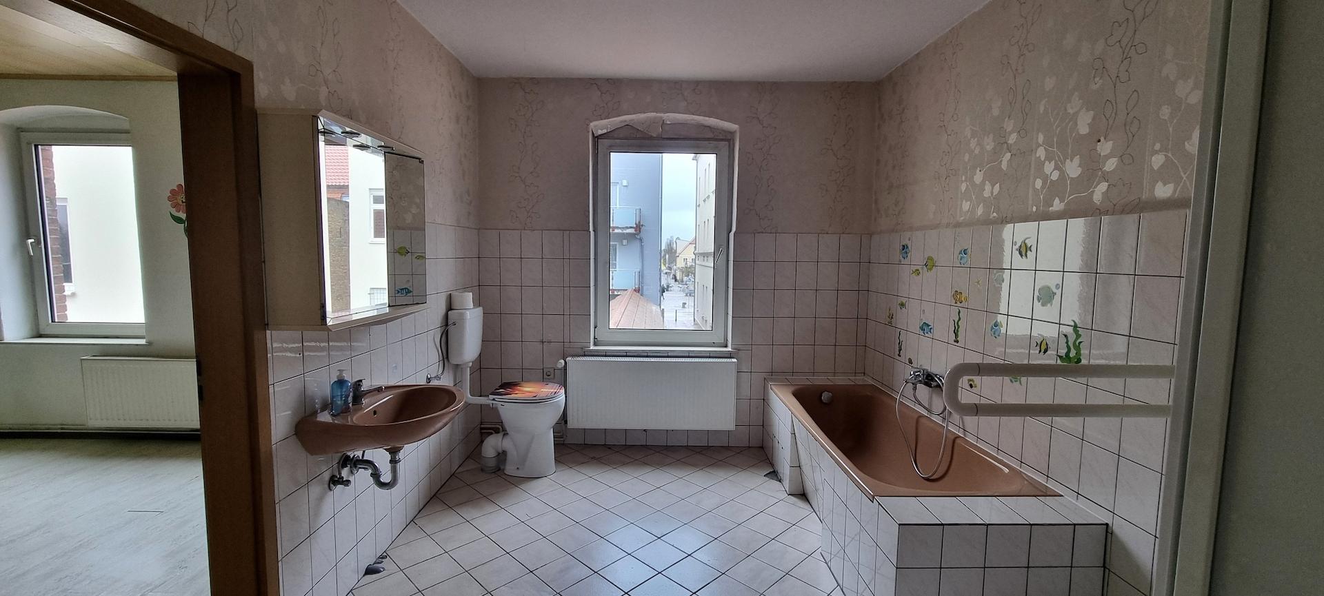 Bad mit Wanne im 1.OG -zwischen Küche und Hauswirtschaftsraum