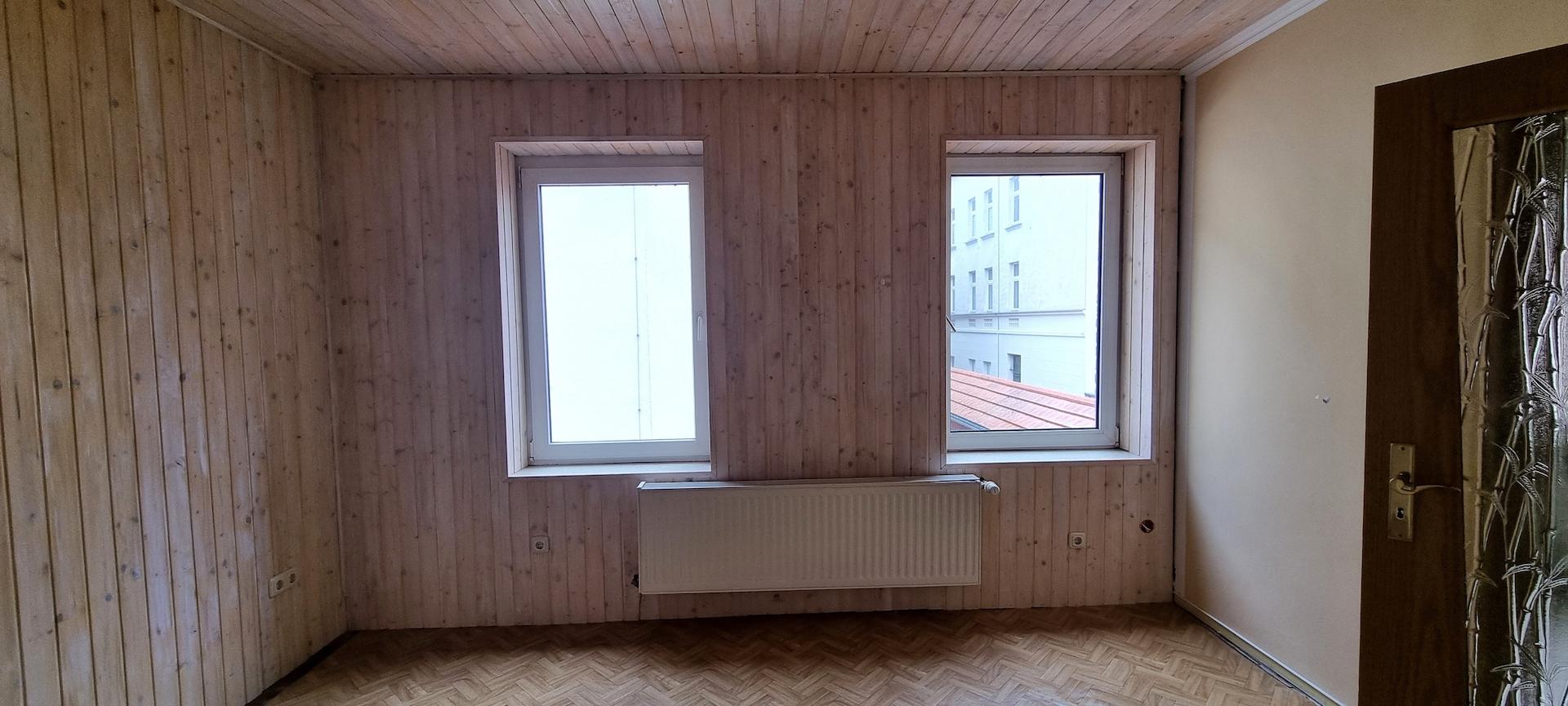Raum hinter der Küche mit Holzpaneelen