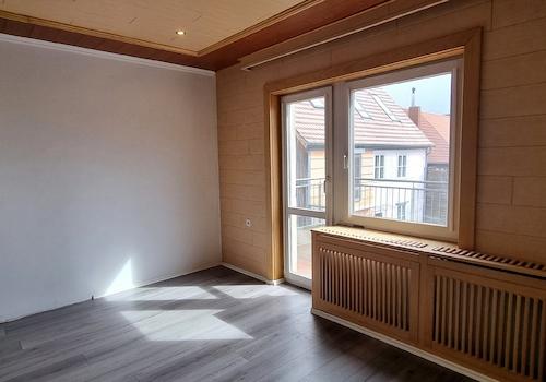 Raum mit Balkonzugang