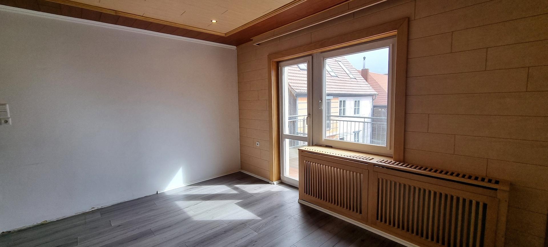 Raum mit Balkonzugang
