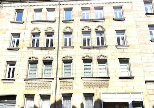 Mehrfamilienhaus Blick von Str