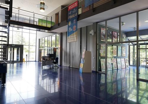 Foyer mit Cafeteria