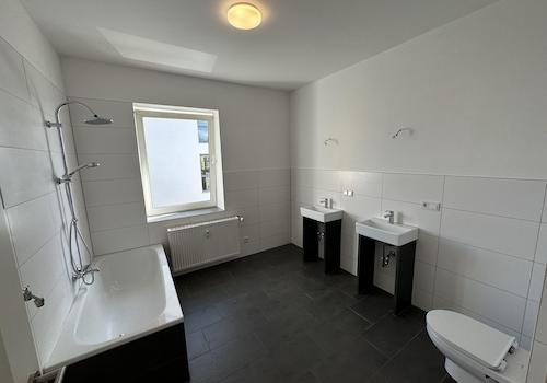 Badezimmer mit Regendusche