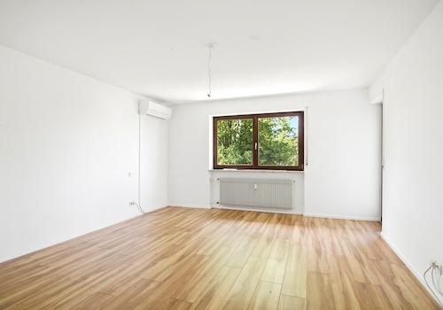 Schlafzimmer mit Zugang zum Balkon
