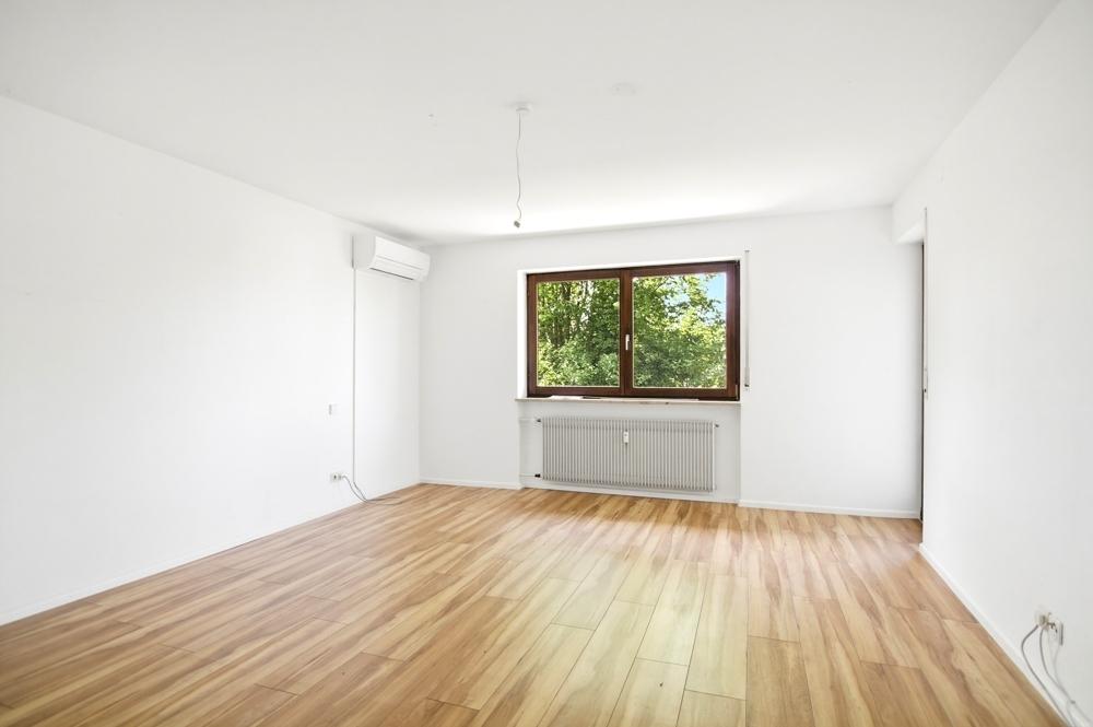 Schlafzimmer mit Zugang zum Balkon