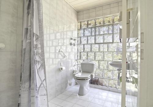 Badezimmer mit Fensterfront...