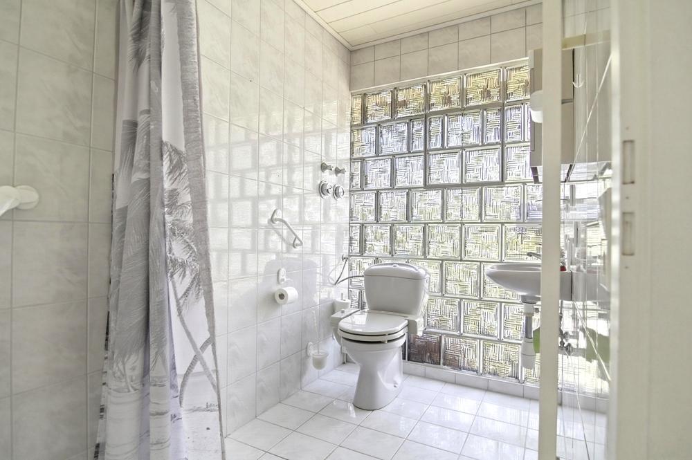 Badezimmer mit Fensterfront...