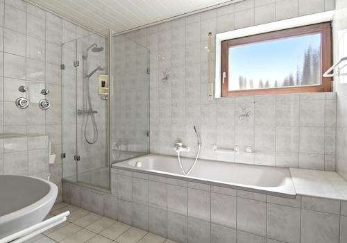 ...Dusche und Badewanne