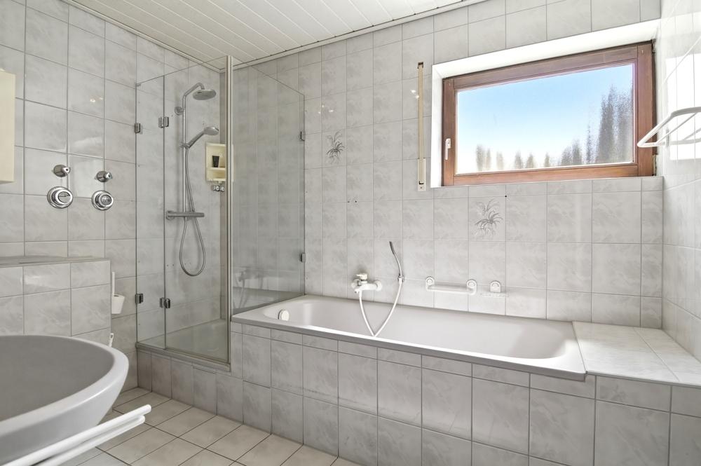 ...Dusche und Badewanne