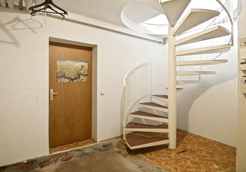 Treppe zum Untergeschoss