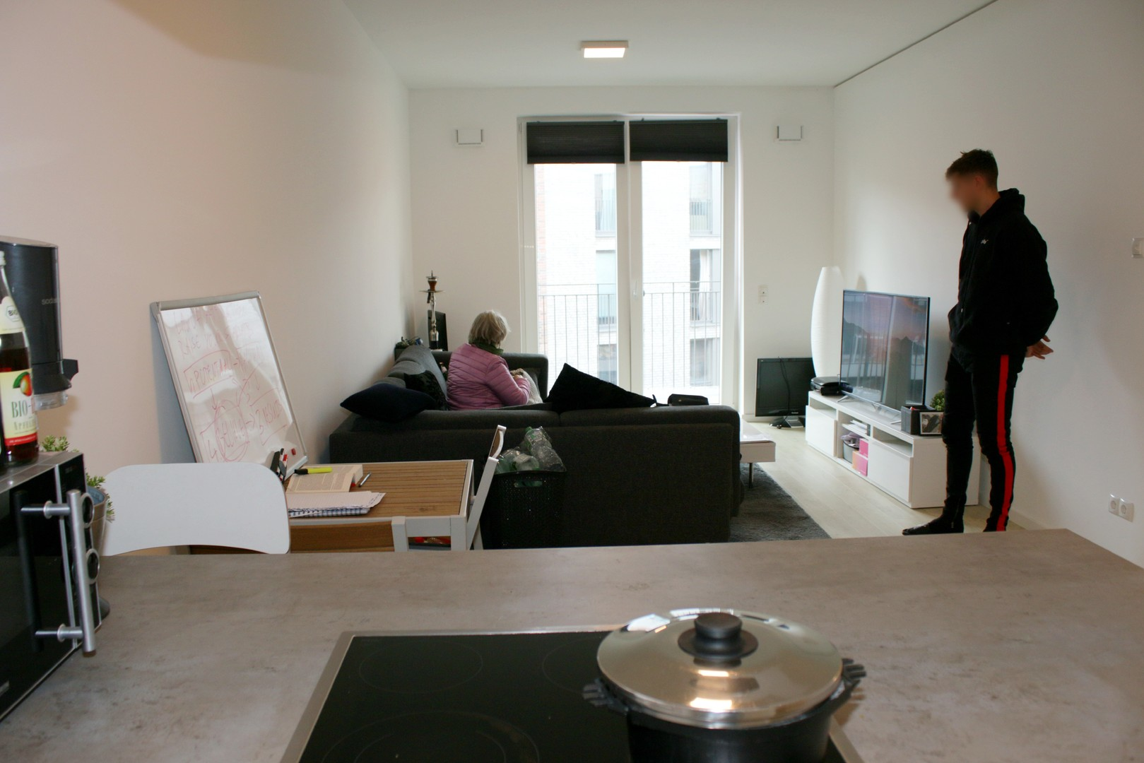 Blick von Küche in Wohnzimmer
