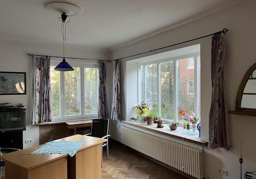 Esszimmer mit Blumenfenster