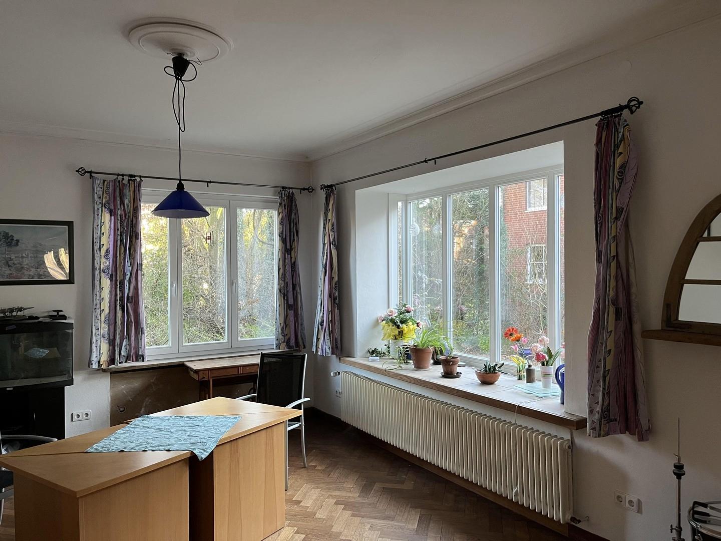 Esszimmer mit Blumenfenster