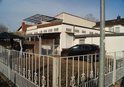 Rückansicht Laden,Hof,Carport 