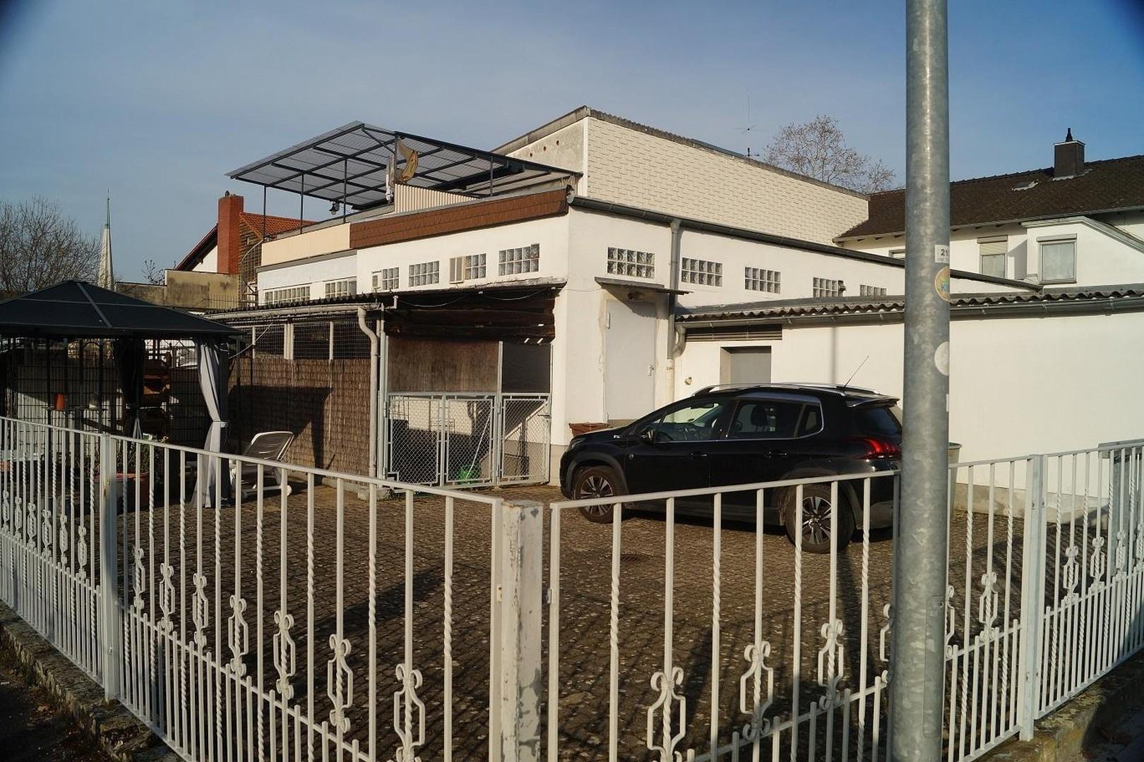 Rückansicht Laden,Hof,Carport 