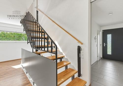 EG: Eingangsdiele mit Treppe ins OG