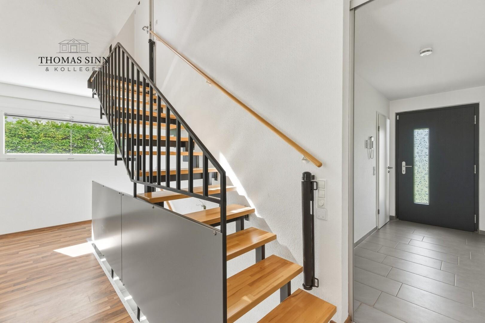 EG: Eingangsdiele mit Treppe ins OG