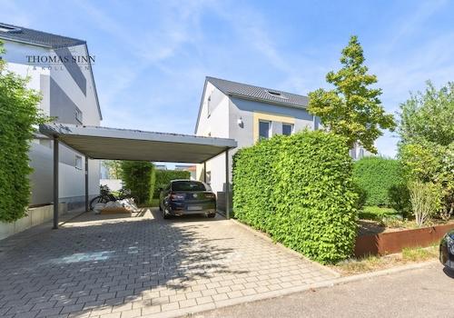 Hof mit 1x Carportstellplatz rechts