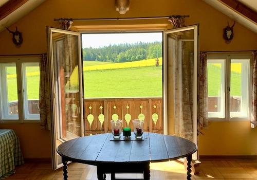 Blick Wohnzimmer auf Balkon
