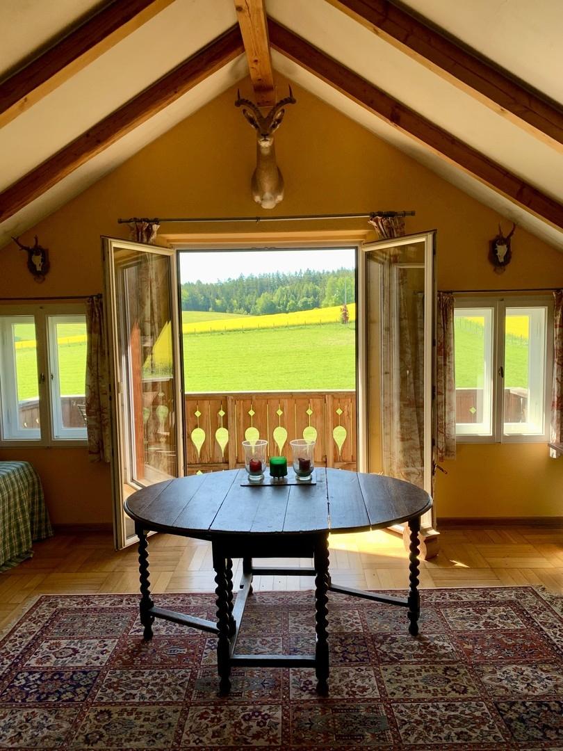 Blick Wohnzimmer auf Balkon