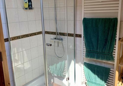 Duschkabine im Badezimmer