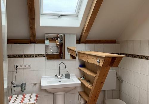 Waschbecken und Toilette