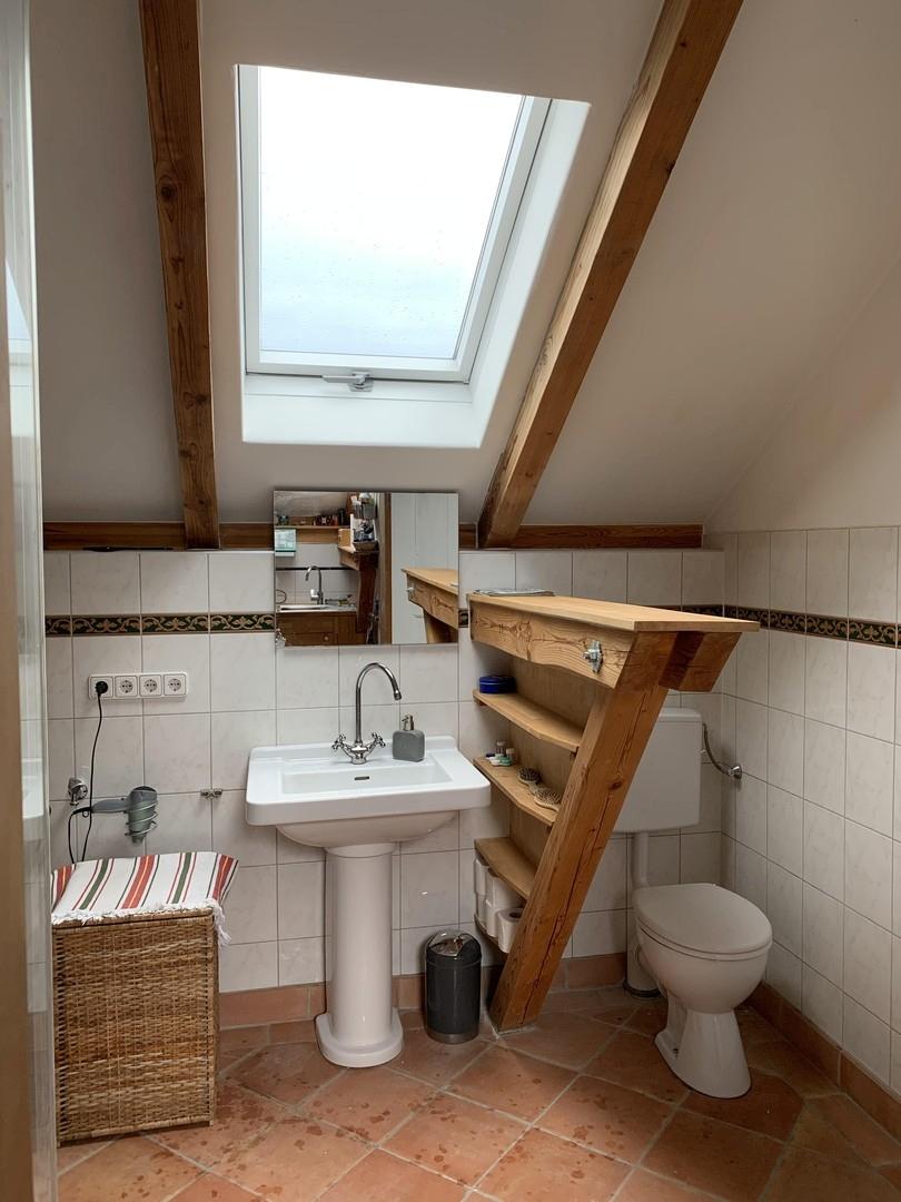 Waschbecken und Toilette