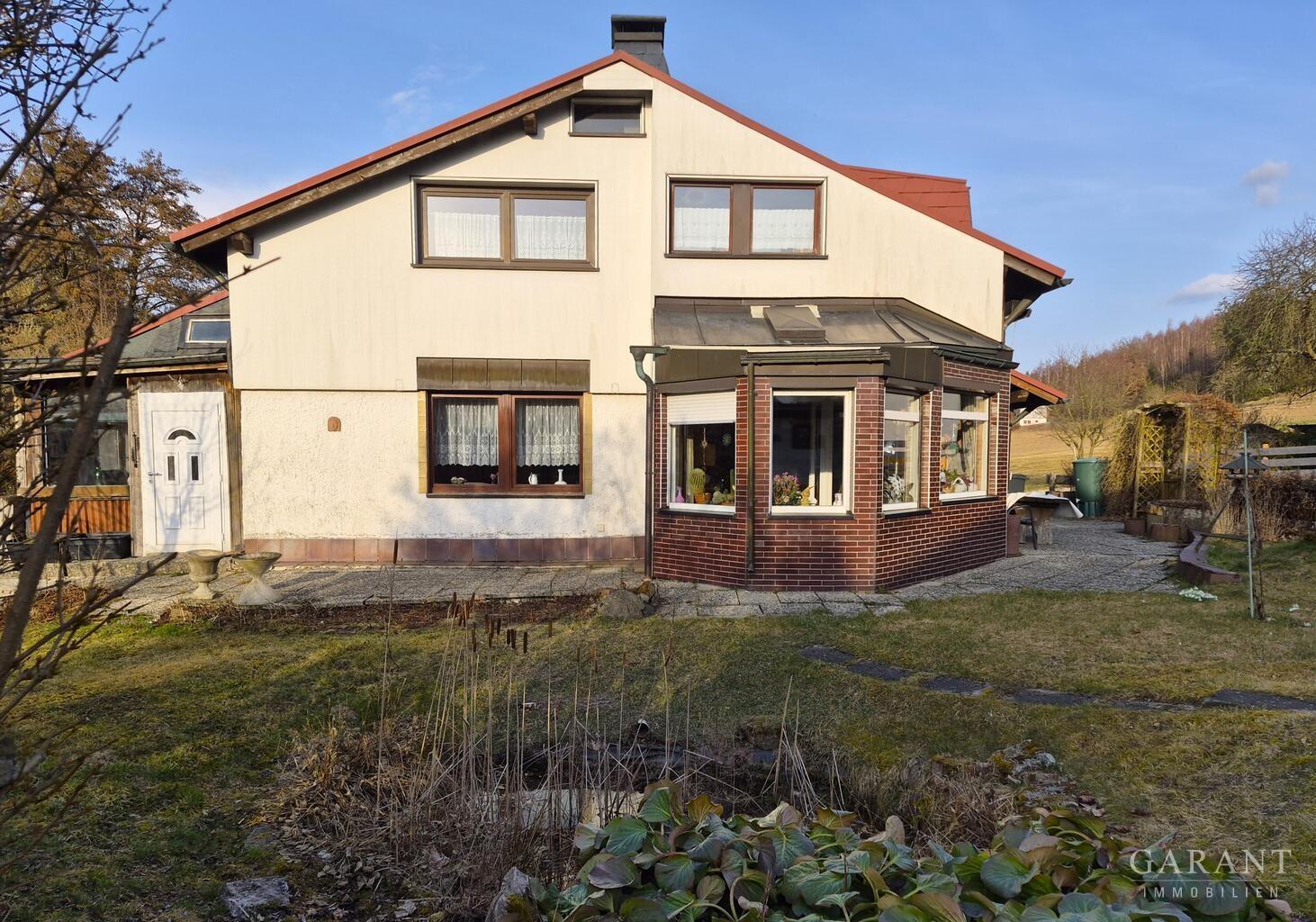 Hausfront mit Wintergarten
