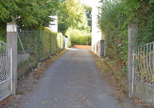 Einfahrt mit Tor