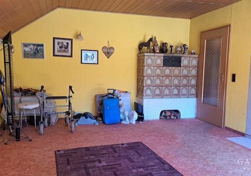 Kachelofen im Wohnzimmer des Dachgeschosses