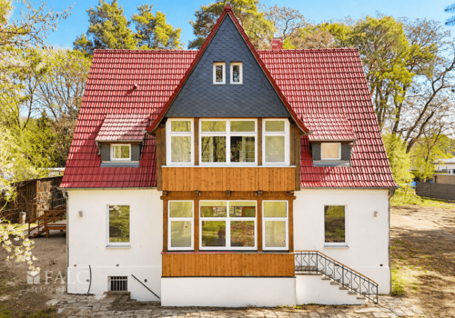 Hausansicht vom eigenen Wald